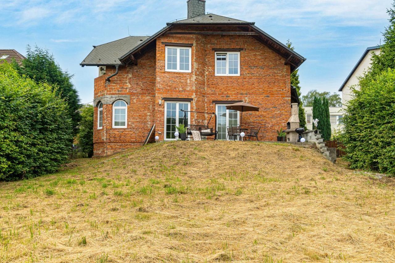 Beautiful With Parking In A Quiet Location *