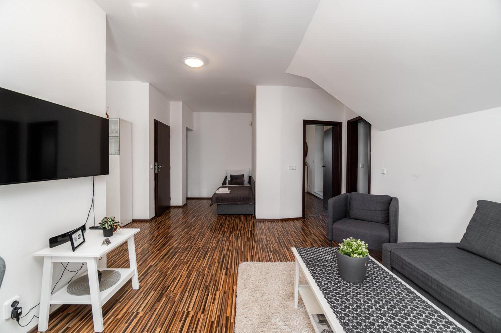 Beautiful With Parking In A Quiet Location