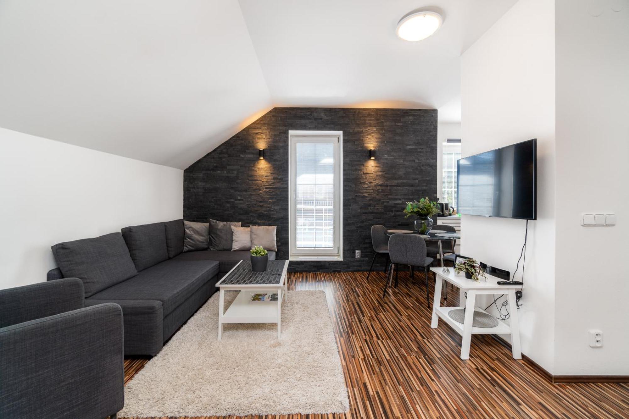 Beautiful With Parking In A Quiet Location *
