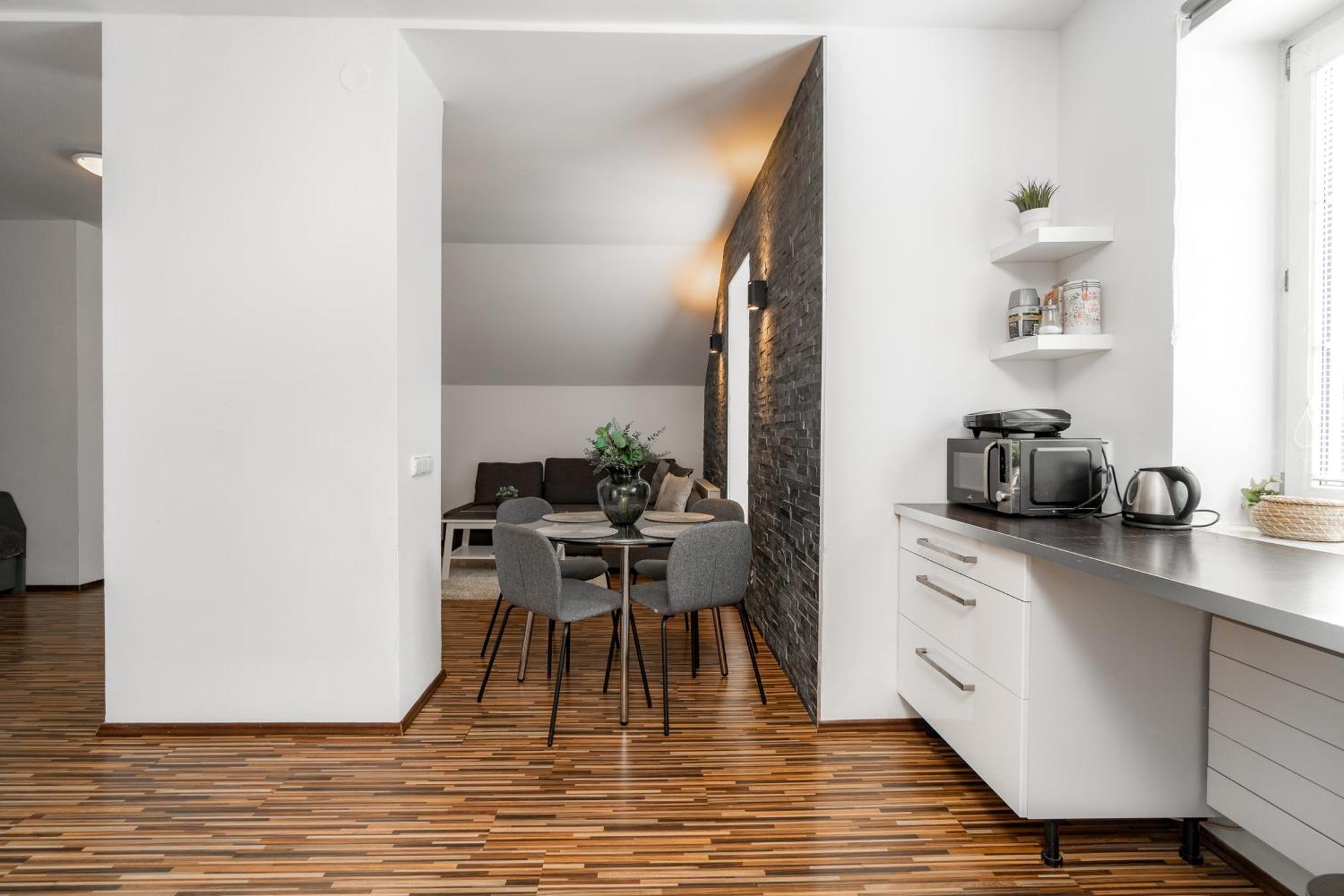 Beautiful With Parking In A Quiet Location *