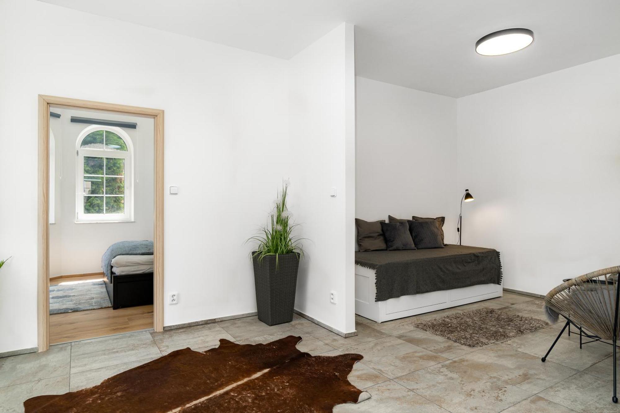 Beautiful With Parking In A Quiet Location *